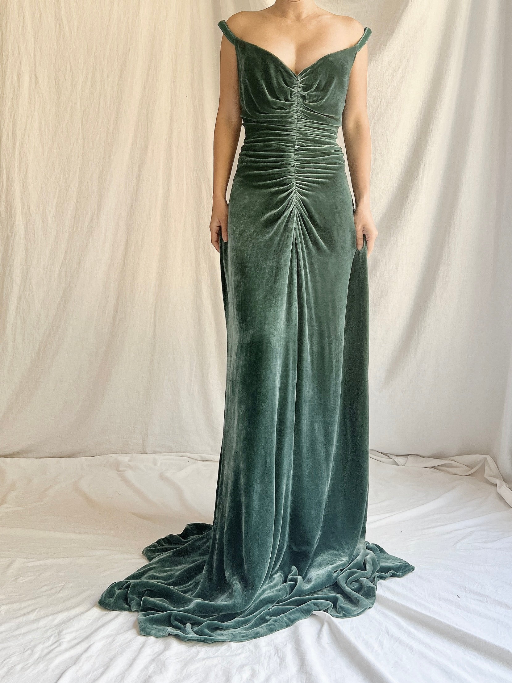Vintage Moss Green Bellville Sassoon Silk Velvet Gown - L | G O S S A M E R Vintage Moss Green Bellville Sassoon Silk Velvet Gown - L | G O S S A M E R