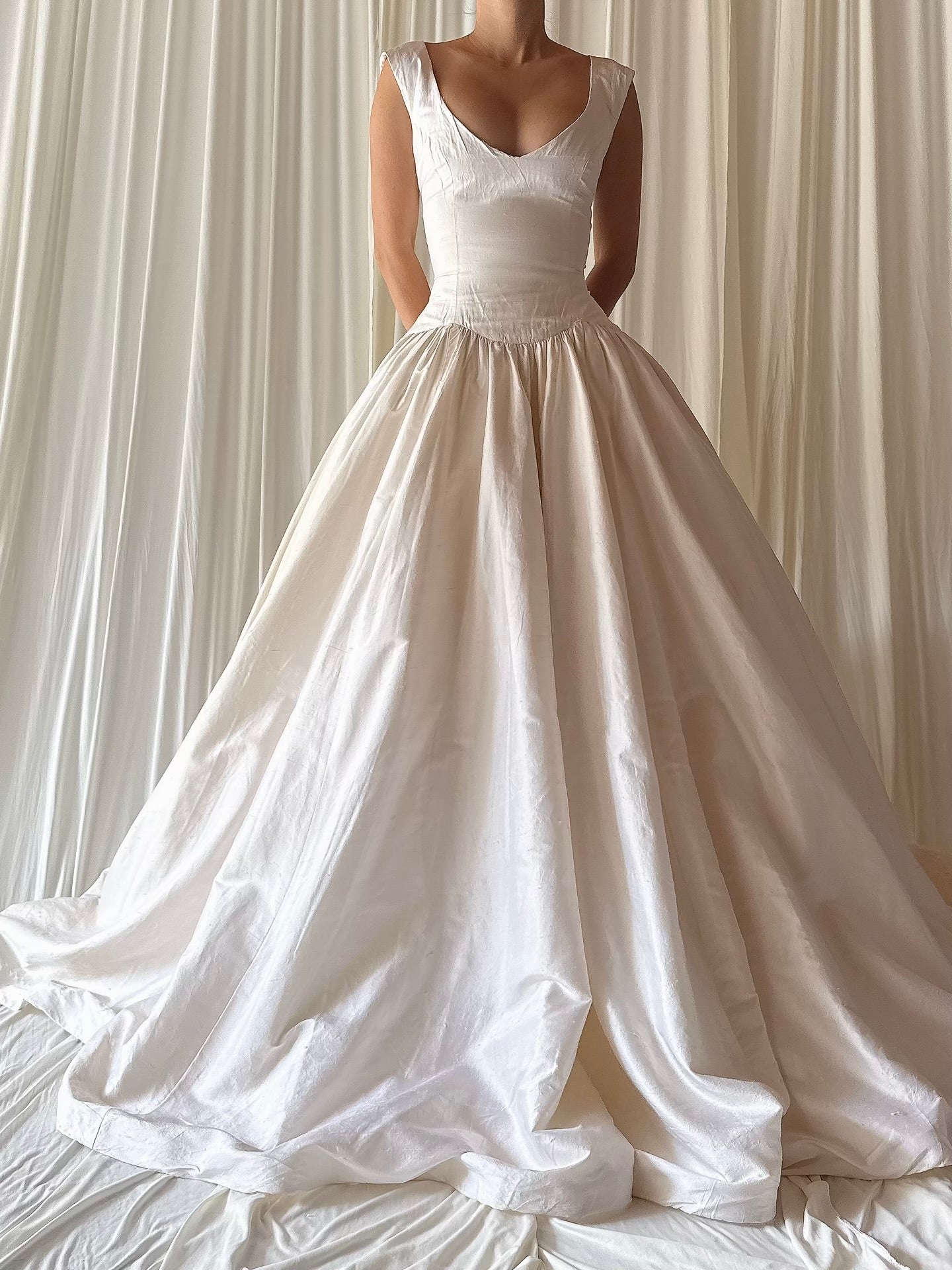Vintage Silk Plunging Scoop Neck Gown - US 4/6