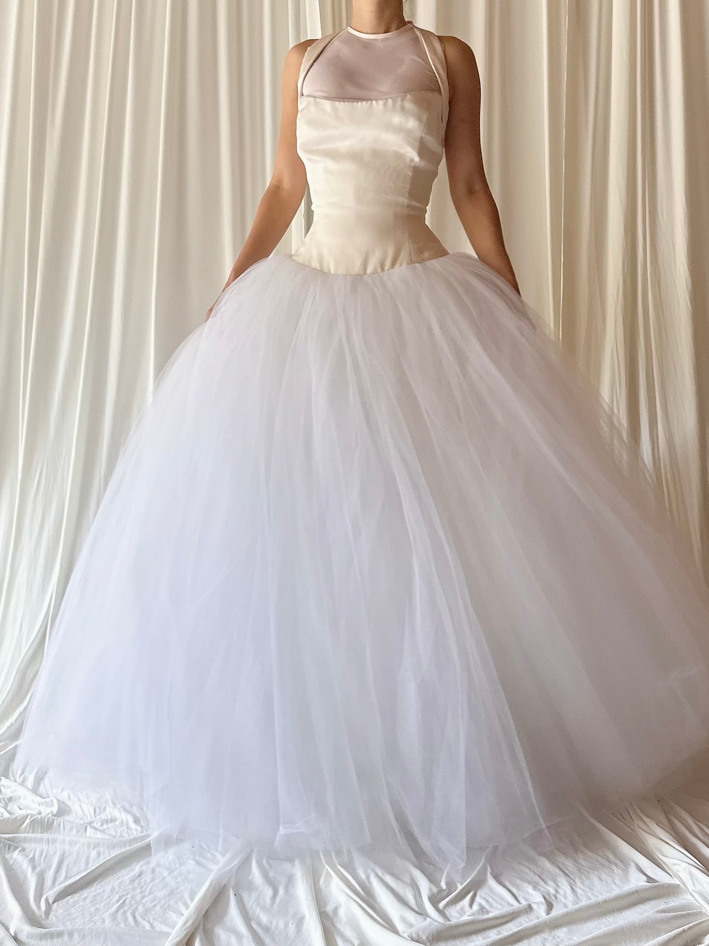 1990s Vera Wang Silk and Tulle Gown - 34B/28W/59L