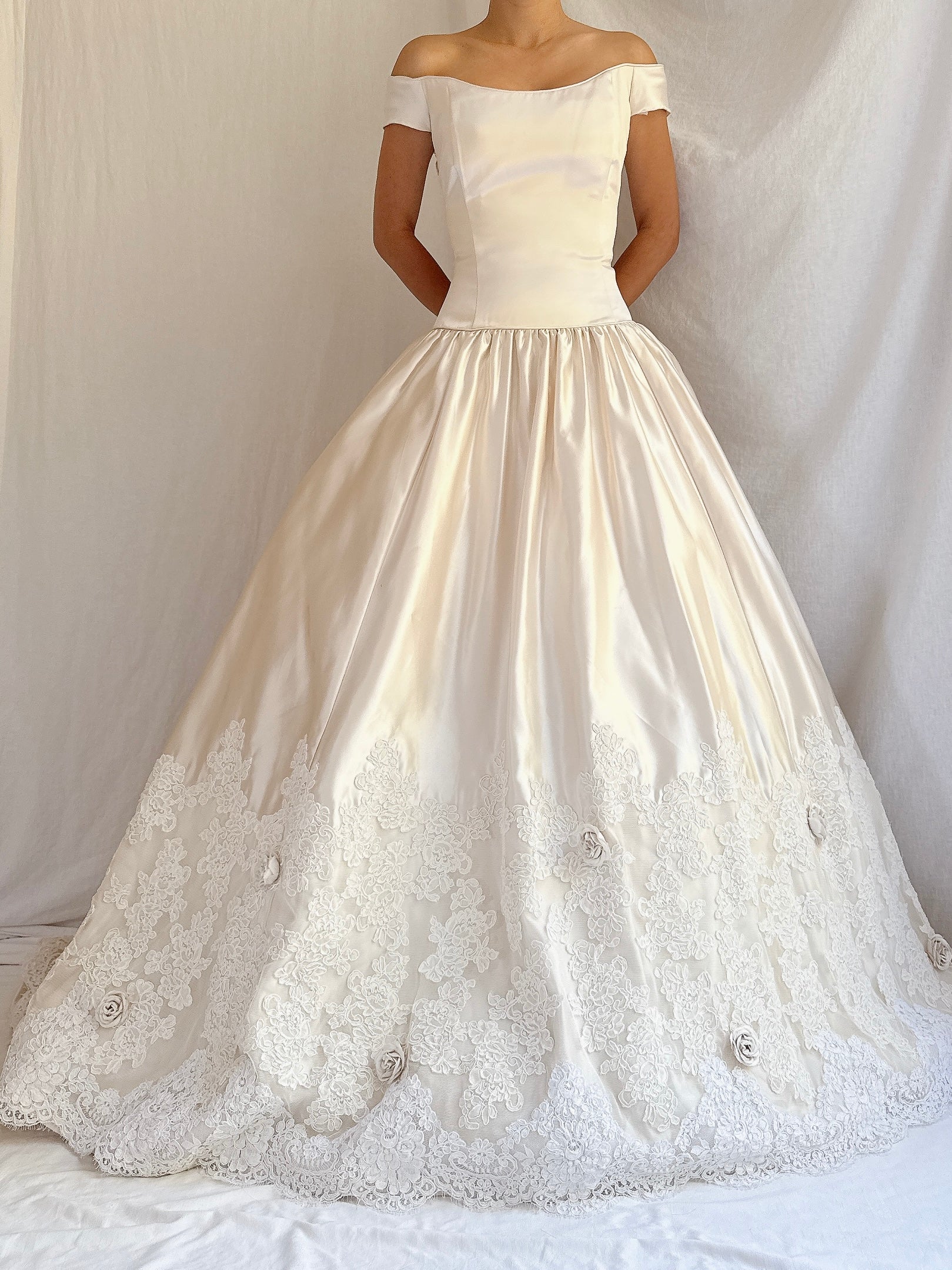 1990s Satin and Lace Off-the-Shoulder Gown - M/6