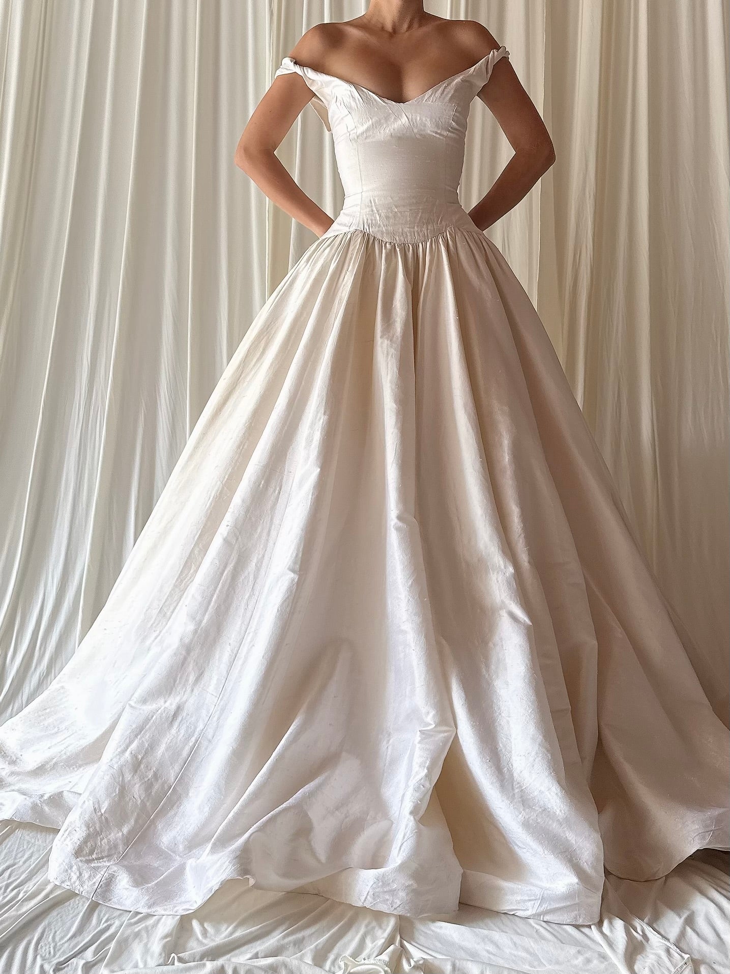 Vintage Silk Plunging Scoop Neck Gown - US 4/6