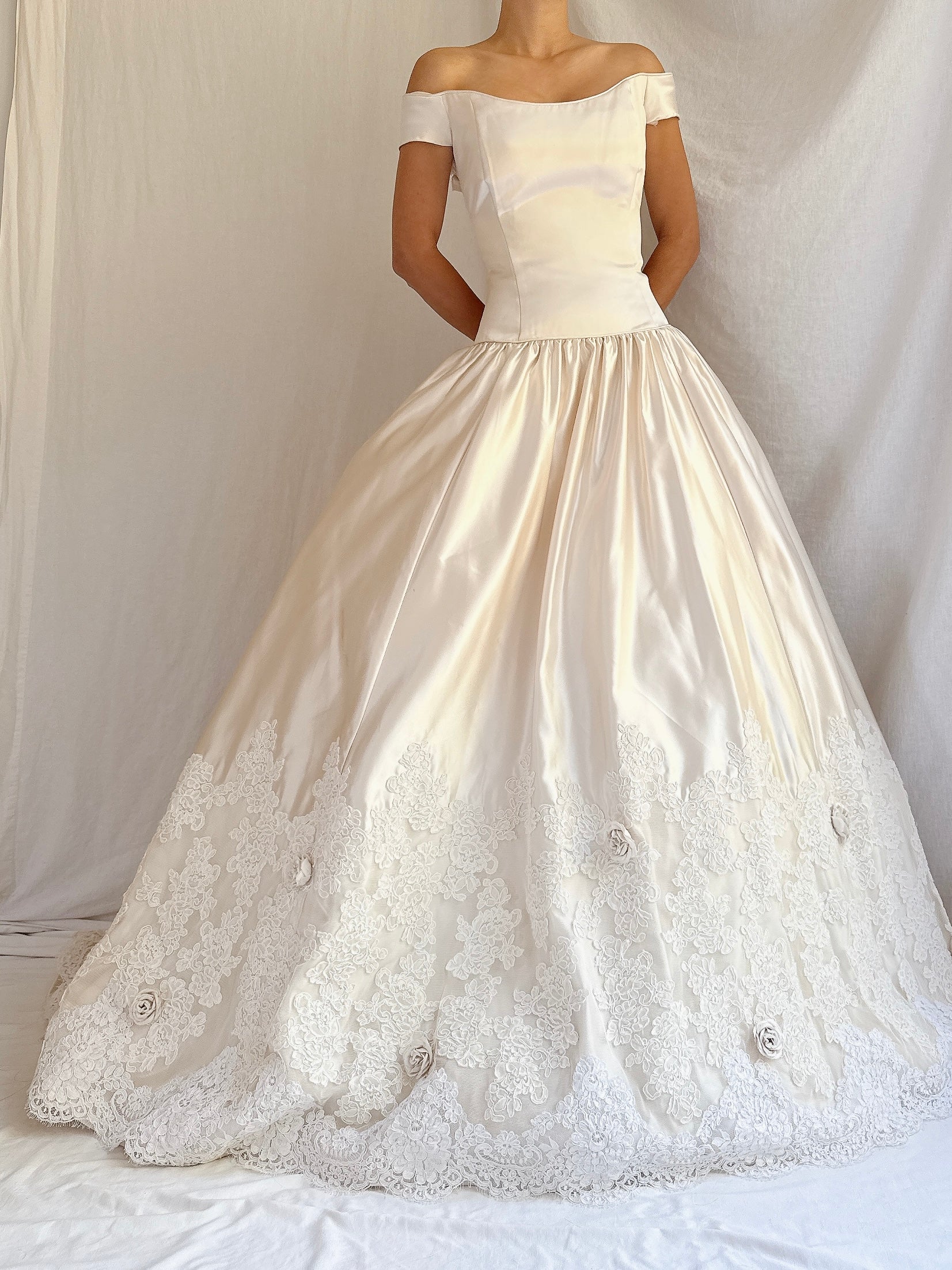 1990s Satin and Lace Off-the-Shoulder Gown - M/6