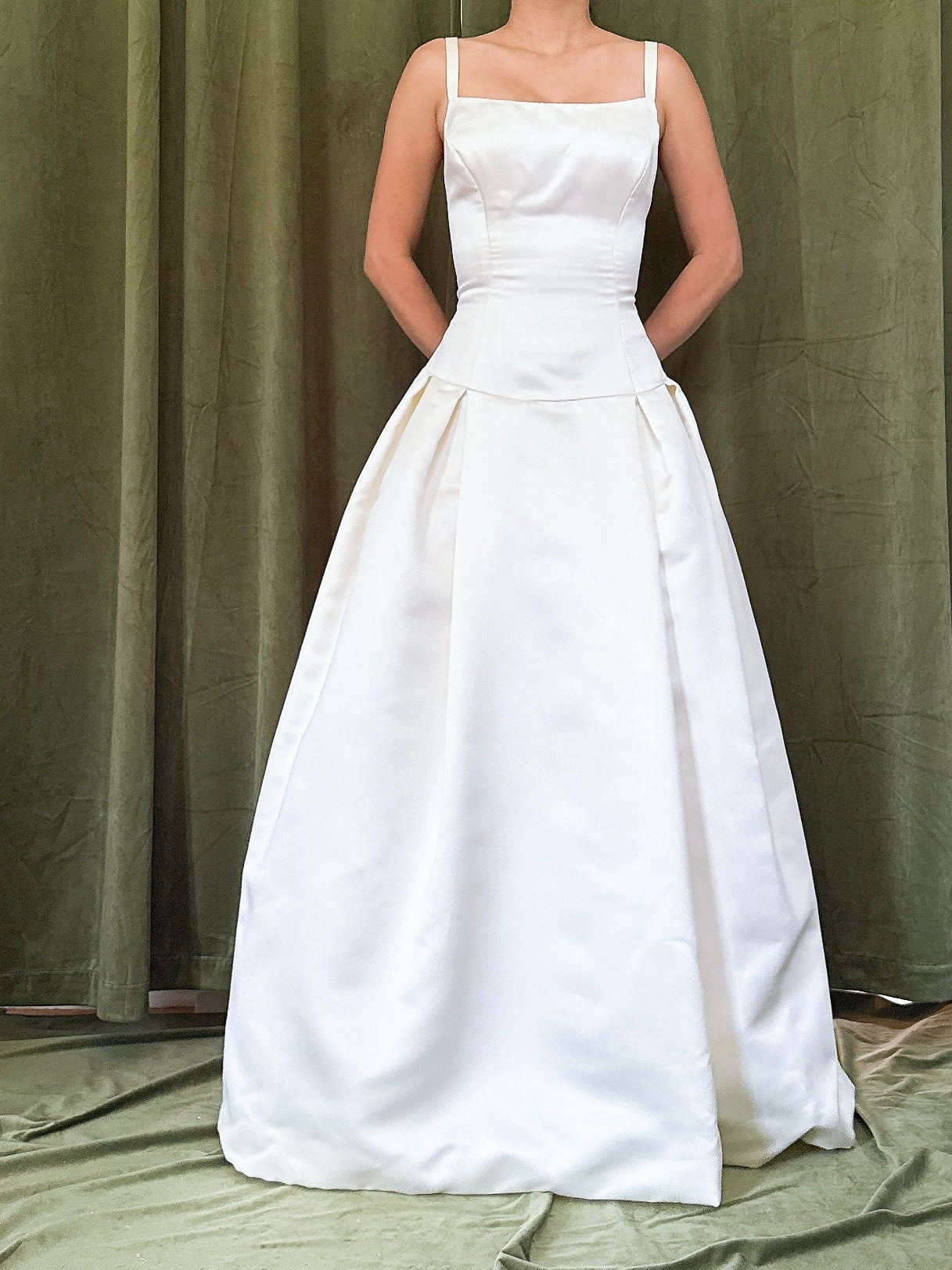 1990s Vera Wang Satin Dress - 32B/25W/55L