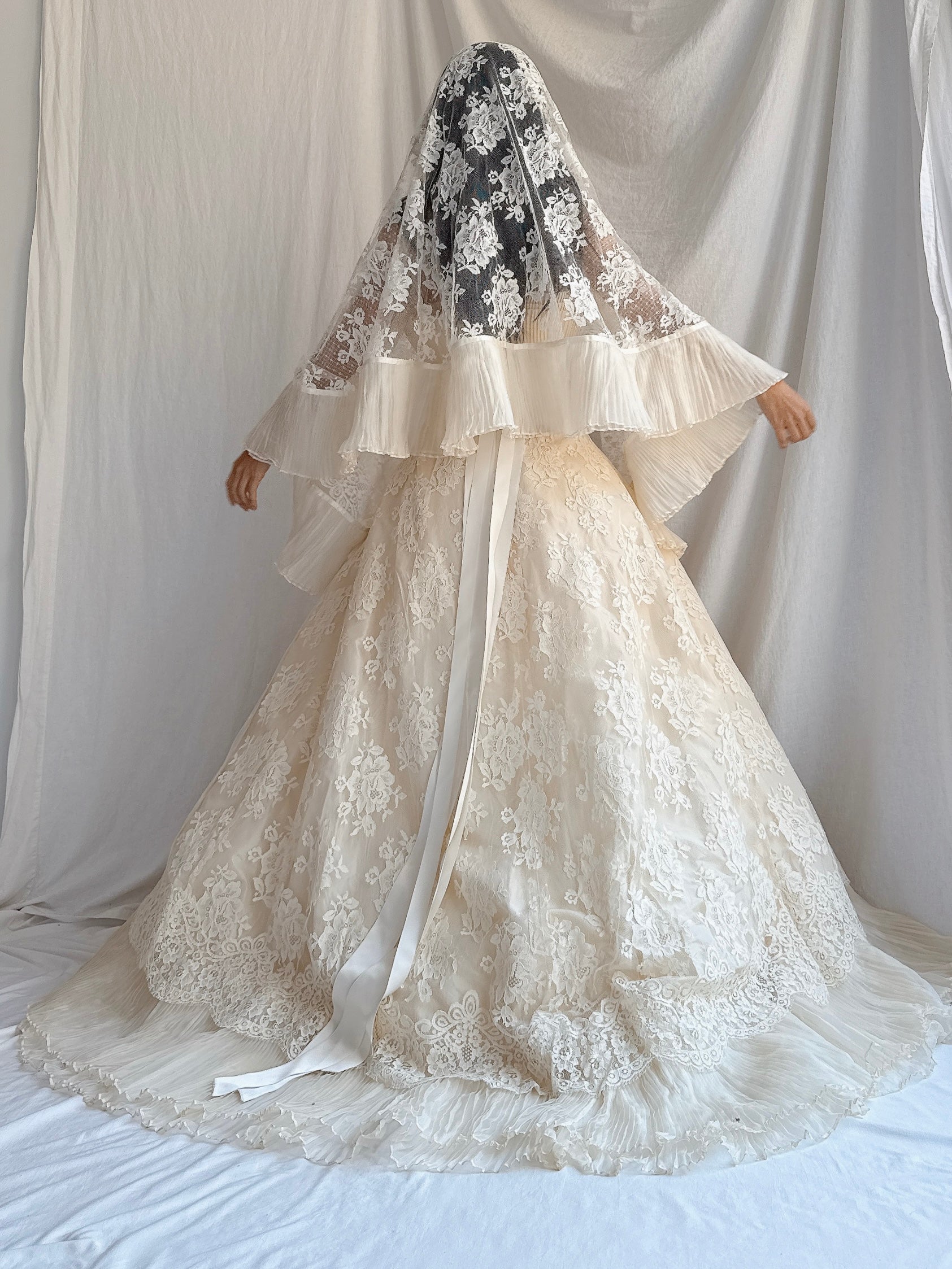 Vintage Rare Cailan’D Couture Italy Silk Lace Gown with Veil - IT 44/M