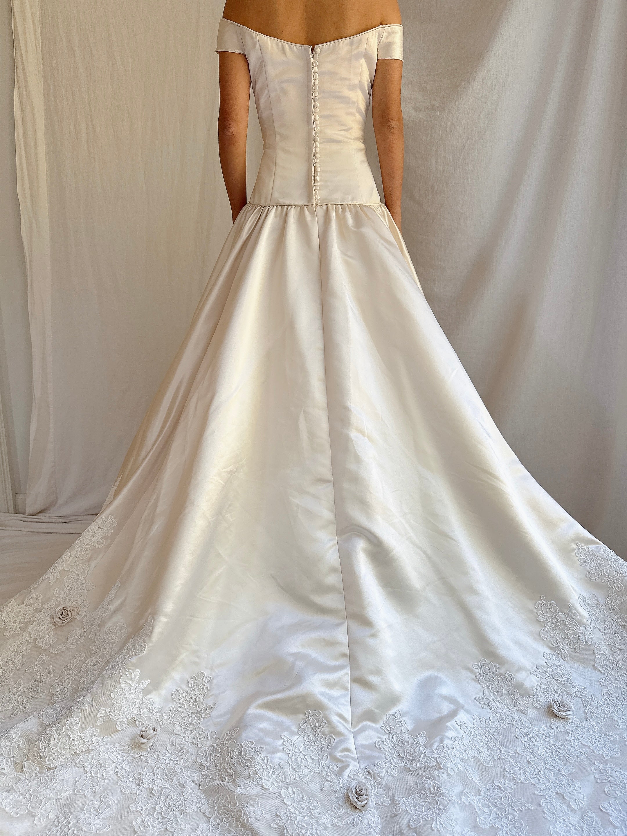 1990s Satin and Lace Off-the-Shoulder Gown - M/6