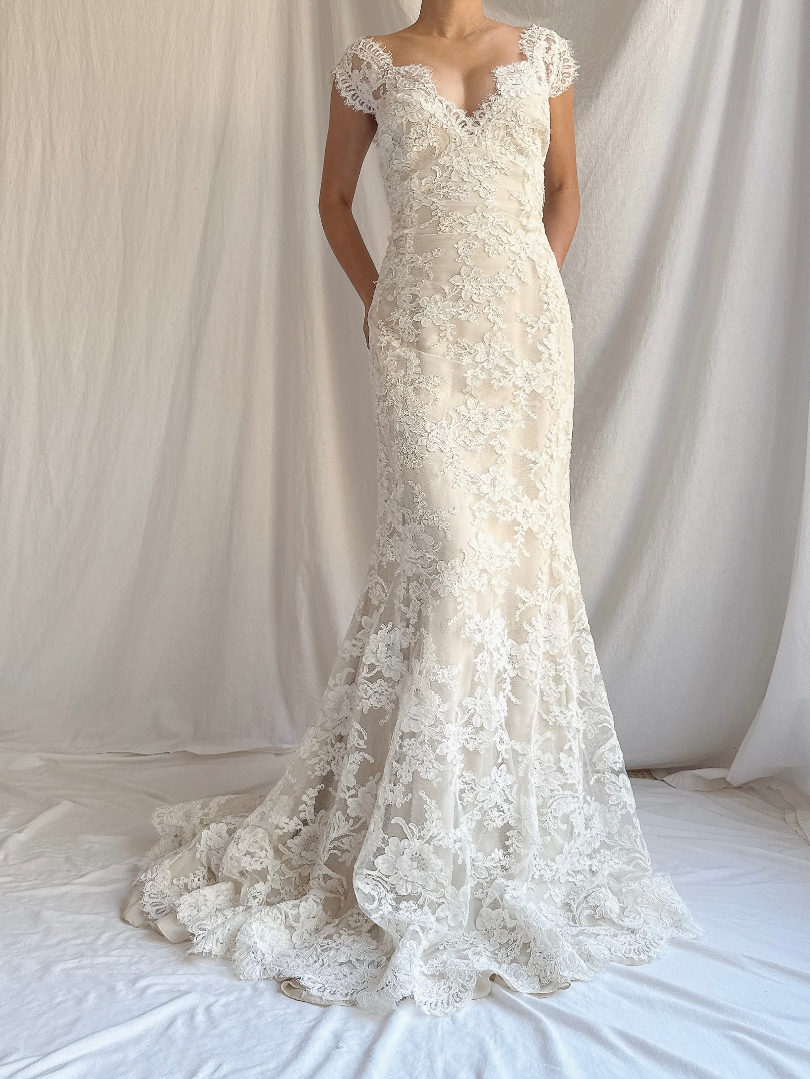 00 Monique Llhuilier Lace and Silk Gown - M/8