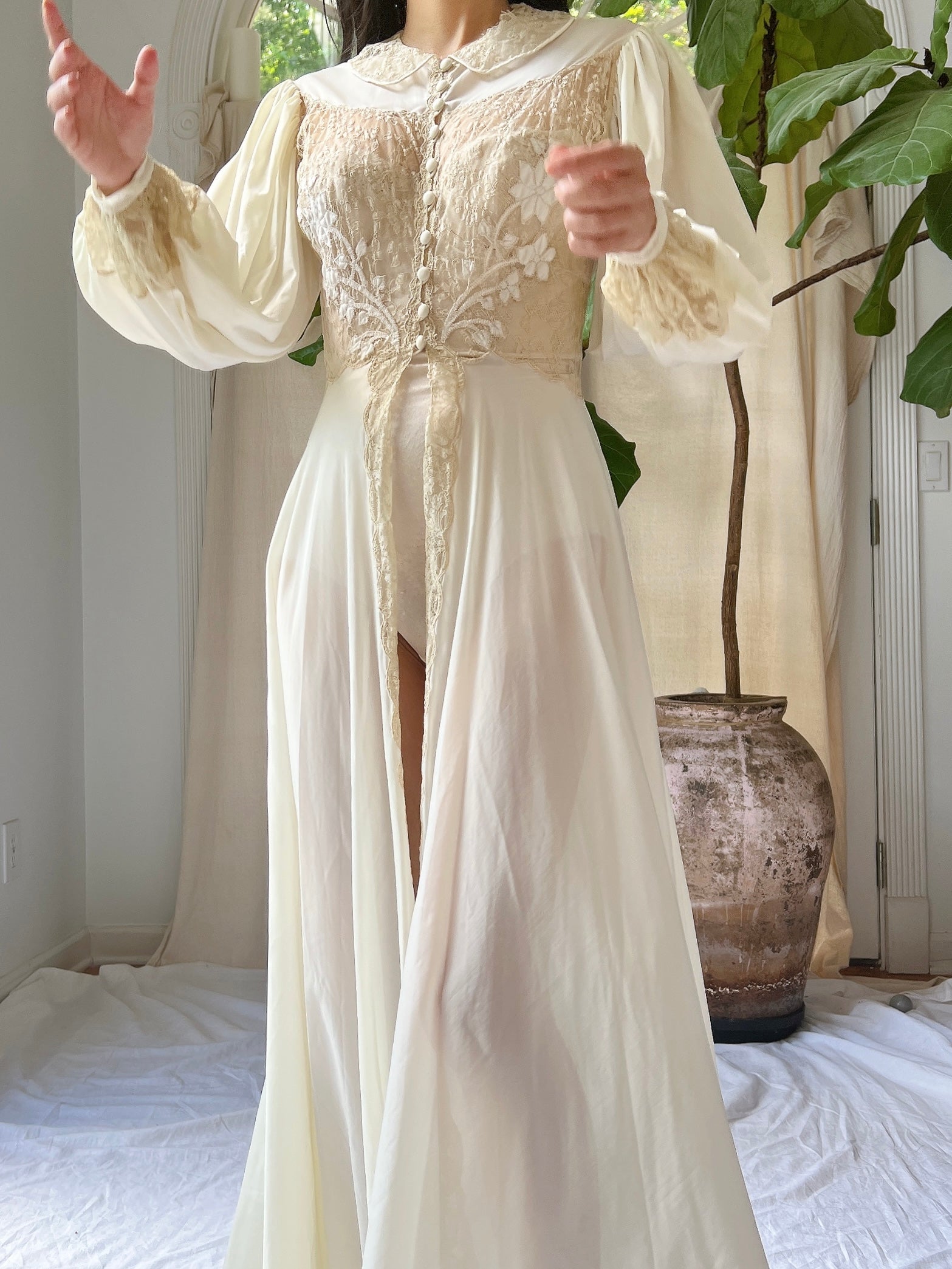 1940s Lace and Nylon Puff Sleeve Dressing Gown - XS