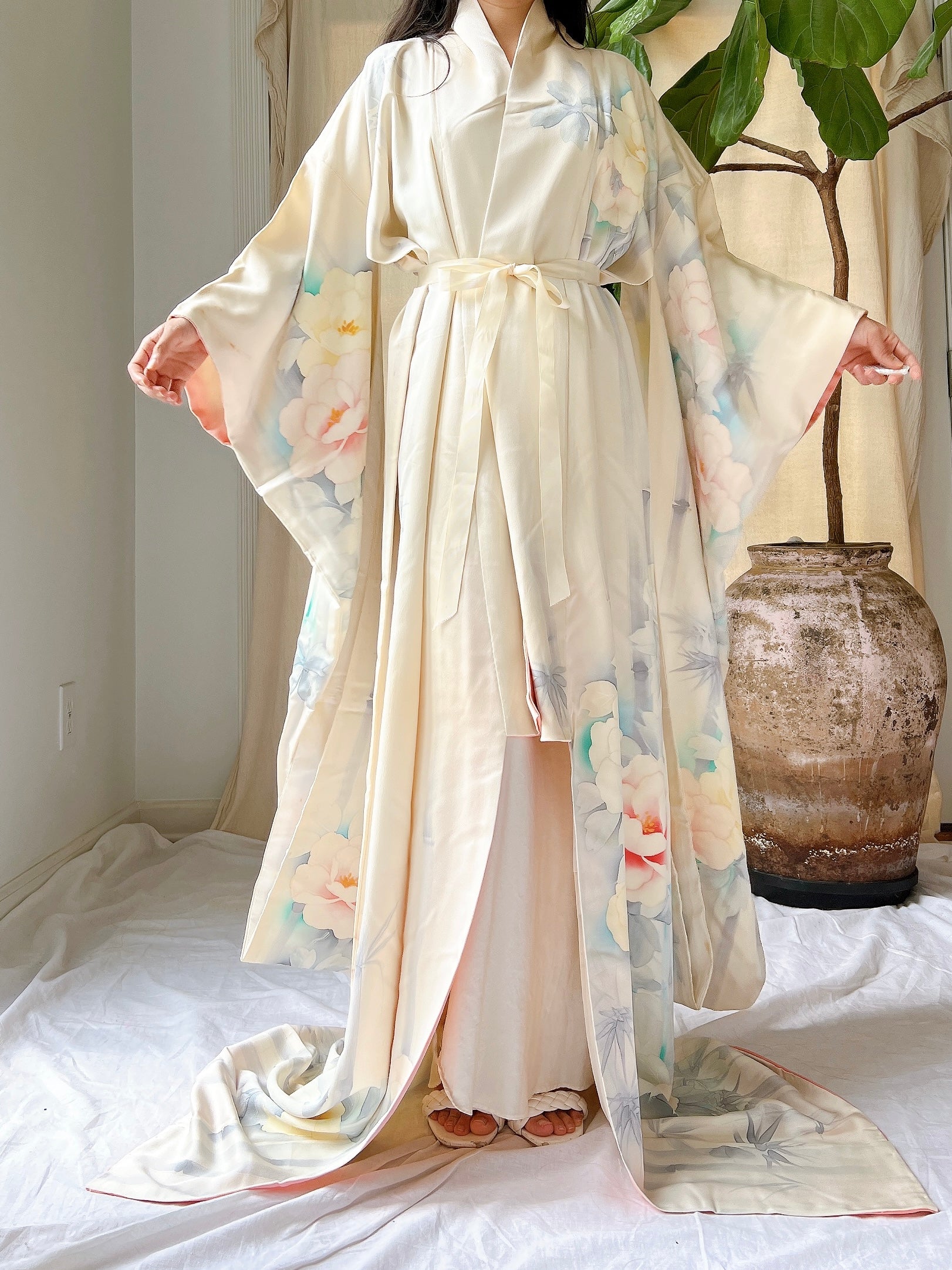 Vintage Ivory Silk Kimono - OSFM | G O S S A M E R Vintage Ivory Silk Kimono - OSFM | G O S S A M E R