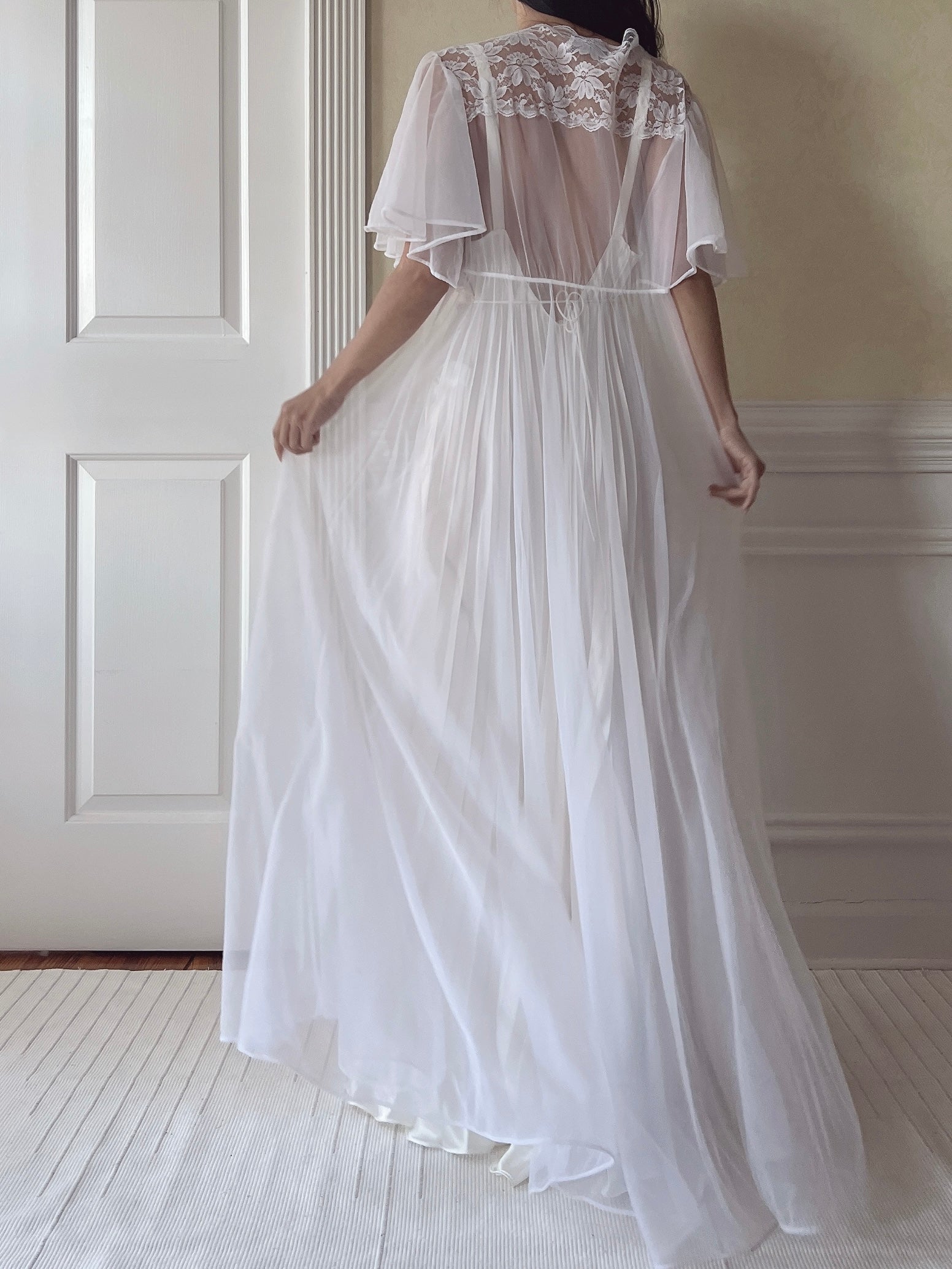 1960s White Flutter Sleeve  Dressing Gown - M