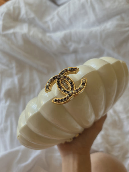NEW CHANEL VIP White Clam Shell Convert Clutch Chain Bag for Sale in  Rowland Heights, CA - OfferUp