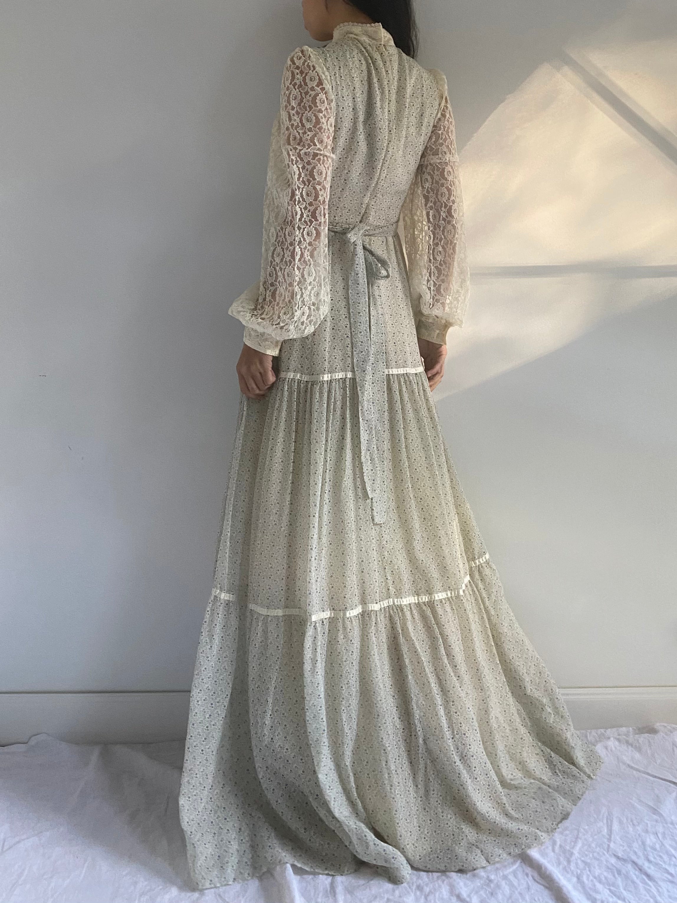 Vintage Lace Sleeves Calico Dress - XS/S | G O S S A M E R Vintage Lace Sleeves Calico Dress - XS/S | G O S S A M E R